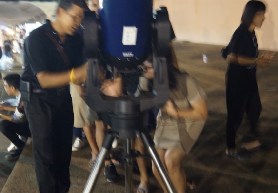 ภาพกิจกรรม ศูนย์วิทยาศาสตร์และวิทยาศาสตร์ประยุกต์ จัดกิจกรรมบริการวิชาการชมปรากฏการณ์ Super full moon ขึ้น