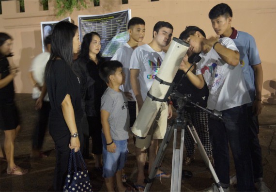 ภาพกิจกรรม ศูนย์วิทยาศาสตร์และวิทยาศาสตร์ประยุกต์ จัดกิจกรรมบริการวิชาการชมปรากฏการณ์ Super full moon ขึ้น