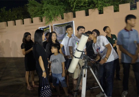 ภาพกิจกรรม ศูนย์วิทยาศาสตร์และวิทยาศาสตร์ประยุกต์ จัดกิจกรรมบริการวิชาการชมปรากฏการณ์ Super full moon ขึ้น