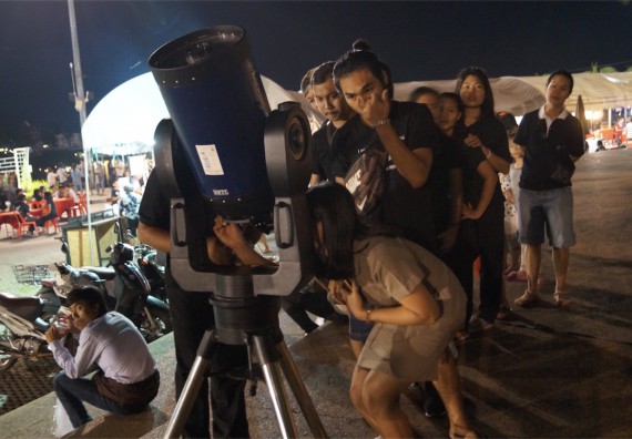 ภาพกิจกรรม ศูนย์วิทยาศาสตร์และวิทยาศาสตร์ประยุกต์ จัดกิจกรรมบริการวิชาการชมปรากฏการณ์ Super full moon ขึ้น