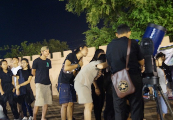 ภาพกิจกรรม ศูนย์วิทยาศาสตร์และวิทยาศาสตร์ประยุกต์ จัดกิจกรรมบริการวิชาการชมปรากฏการณ์ Super full moon ขึ้น