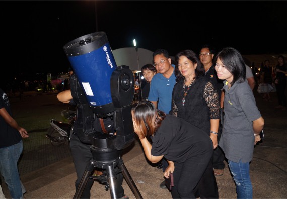 ภาพกิจกรรม ศูนย์วิทยาศาสตร์และวิทยาศาสตร์ประยุกต์ จัดกิจกรรมบริการวิชาการชมปรากฏการณ์ Super full moon ขึ้น