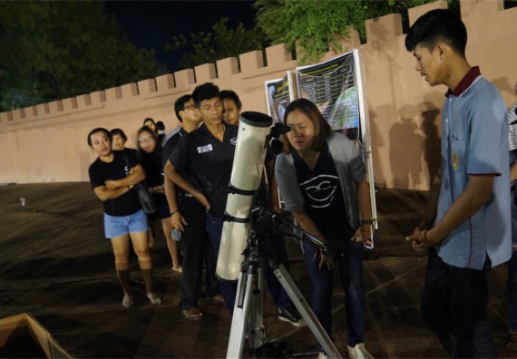 ภาพกิจกรรม ศูนย์วิทยาศาสตร์และวิทยาศาสตร์ประยุกต์ จัดกิจกรรมบริการวิชาการชมปรากฏการณ์ Super full moon ขึ้น