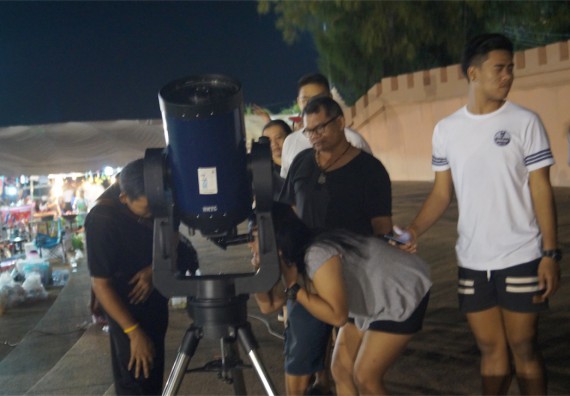 ภาพกิจกรรม ศูนย์วิทยาศาสตร์และวิทยาศาสตร์ประยุกต์ จัดกิจกรรมบริการวิชาการชมปรากฏการณ์ Super full moon ขึ้น