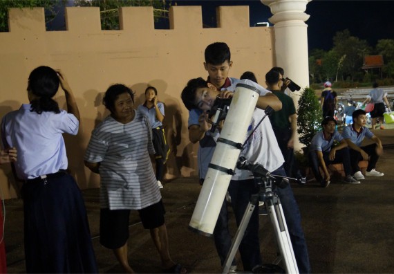 ภาพกิจกรรม ศูนย์วิทยาศาสตร์และวิทยาศาสตร์ประยุกต์ จัดกิจกรรมบริการวิชาการชมปรากฏการณ์ Super full moon ขึ้น