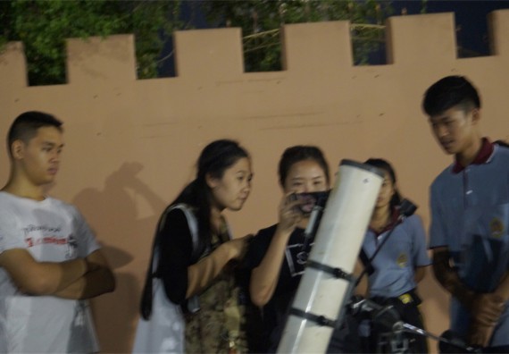 ภาพกิจกรรม ศูนย์วิทยาศาสตร์และวิทยาศาสตร์ประยุกต์ จัดกิจกรรมบริการวิชาการชมปรากฏการณ์ Super full moon ขึ้น