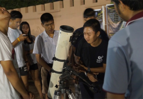 ภาพกิจกรรม ศูนย์วิทยาศาสตร์และวิทยาศาสตร์ประยุกต์ จัดกิจกรรมบริการวิชาการชมปรากฏการณ์ Super full moon ขึ้น