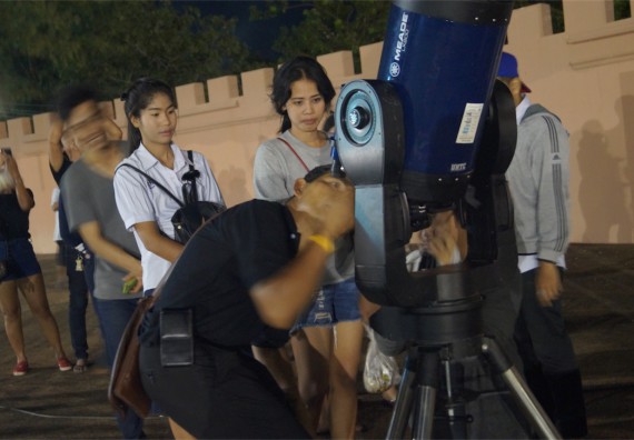 ภาพกิจกรรม ศูนย์วิทยาศาสตร์และวิทยาศาสตร์ประยุกต์ จัดกิจกรรมบริการวิชาการชมปรากฏการณ์ Super full moon ขึ้น
