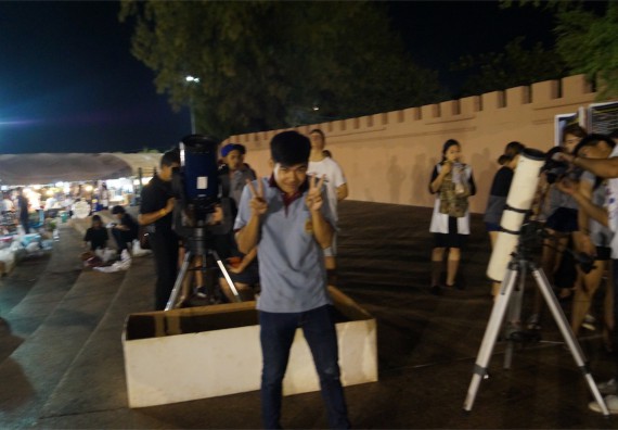 ภาพกิจกรรม ศูนย์วิทยาศาสตร์และวิทยาศาสตร์ประยุกต์ จัดกิจกรรมบริการวิชาการชมปรากฏการณ์ Super full moon ขึ้น