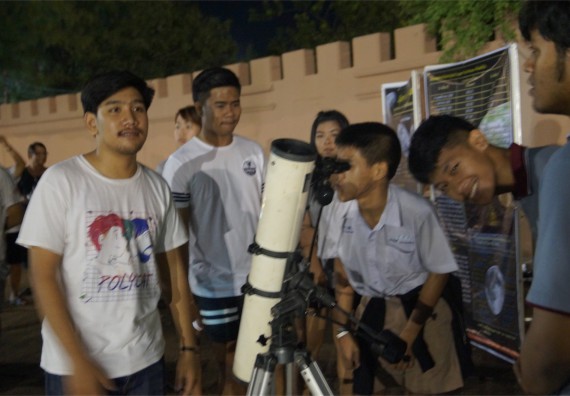 ภาพกิจกรรม ศูนย์วิทยาศาสตร์และวิทยาศาสตร์ประยุกต์ จัดกิจกรรมบริการวิชาการชมปรากฏการณ์ Super full moon ขึ้น