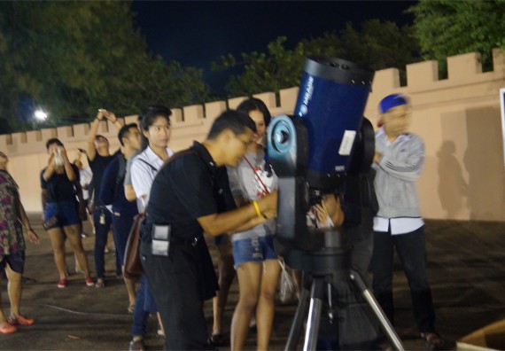 ภาพกิจกรรม ศูนย์วิทยาศาสตร์และวิทยาศาสตร์ประยุกต์ จัดกิจกรรมบริการวิชาการชมปรากฏการณ์ Super full moon ขึ้น