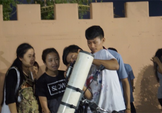 ภาพกิจกรรม ศูนย์วิทยาศาสตร์และวิทยาศาสตร์ประยุกต์ จัดกิจกรรมบริการวิชาการชมปรากฏการณ์ Super full moon ขึ้น