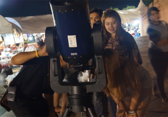 ภาพกิจกรรม ศูนย์วิทยาศาสตร์และวิทยาศาสตร์ประยุกต์ จัดกิจกรรมบริการวิชาการชมปรากฏการณ์ Super full moon ขึ้น