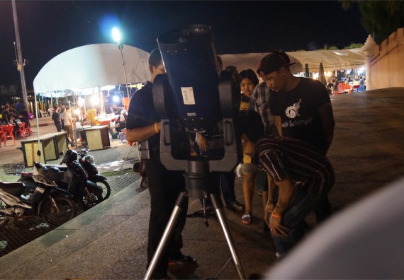 ภาพกิจกรรม ศูนย์วิทยาศาสตร์และวิทยาศาสตร์ประยุกต์ จัดกิจกรรมบริการวิชาการชมปรากฏการณ์ Super full moon ขึ้น