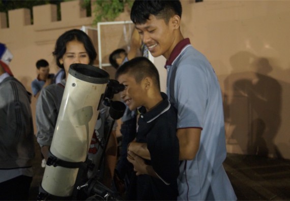 ภาพกิจกรรม ศูนย์วิทยาศาสตร์และวิทยาศาสตร์ประยุกต์ จัดกิจกรรมบริการวิชาการชมปรากฏการณ์ Super full moon ขึ้น