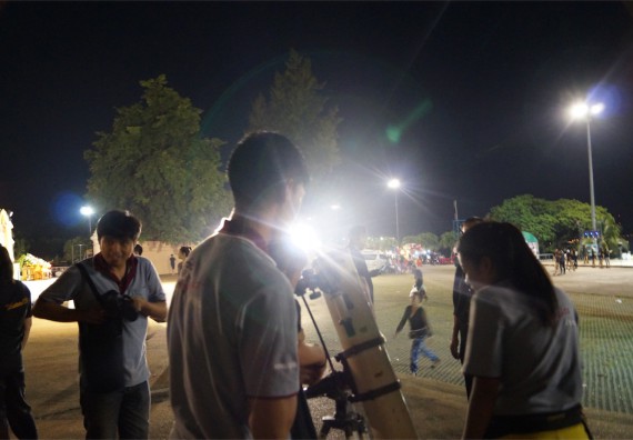 ภาพกิจกรรม ศูนย์วิทยาศาสตร์และวิทยาศาสตร์ประยุกต์ จัดกิจกรรมบริการวิชาการชมปรากฏการณ์ Super full moon ขึ้น