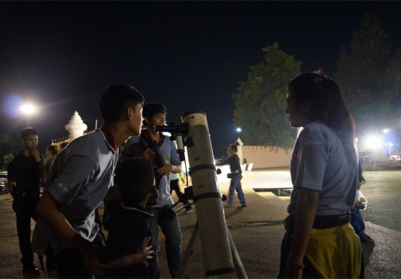 ภาพกิจกรรม ศูนย์วิทยาศาสตร์และวิทยาศาสตร์ประยุกต์ จัดกิจกรรมบริการวิชาการชมปรากฏการณ์ Super full moon ขึ้น