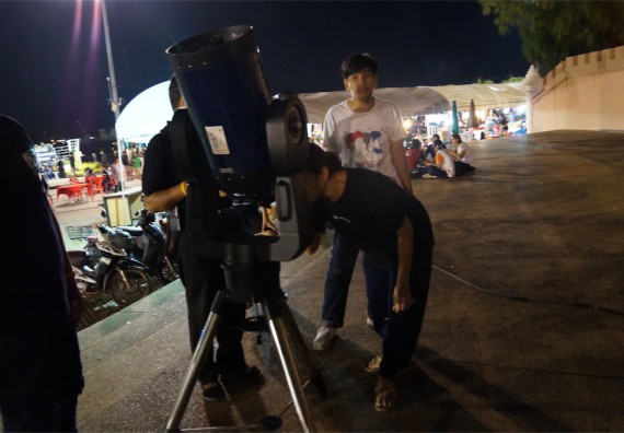 ภาพกิจกรรม ศูนย์วิทยาศาสตร์และวิทยาศาสตร์ประยุกต์ จัดกิจกรรมบริการวิชาการชมปรากฏการณ์ Super full moon ขึ้น