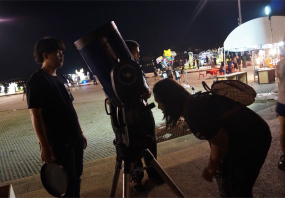 ภาพกิจกรรม ศูนย์วิทยาศาสตร์และวิทยาศาสตร์ประยุกต์ จัดกิจกรรมบริการวิชาการชมปรากฏการณ์ Super full moon ขึ้น