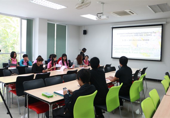 ภาพกิจกรรม ศูนย์ส่งเสริมและตรวจสอบการผลิตตามมาตรฐานความปลอดภัยทางอาหาร อบรม เรื่อง การตรวจติดตามคุณภาพภายใน