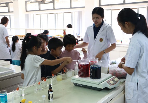 ภาพกิจกรรม ค่ายวิทยาศาสตร์รุ่นจิ๋ว โรงเรียนอนุบาลกำแพงเพชร 