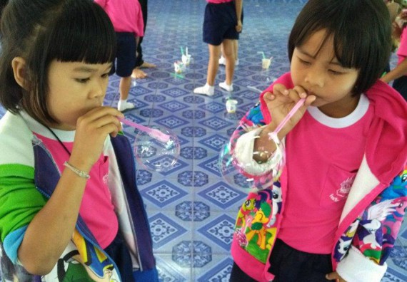 ภาพกิจกรรม คณะวิทยาศาสตร์และเทคโนโลยี จัดการอบรมเชิงปฏิบัติการ ค่ายวิทยาศาสตร์น้อย | โรงเรียนบ้านไตรตรึงษ์