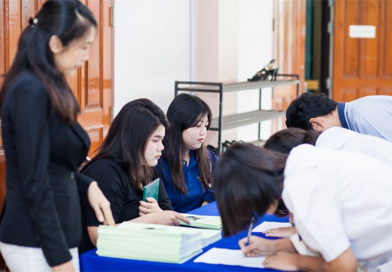 ภาพกิจกรรม โปรแกรมวิชาเคมี จัดการอบรมเชิงปฏิบัติการ เรื่อง การทำโครงงานวิทยาศาสตร์ สาขาเคมี