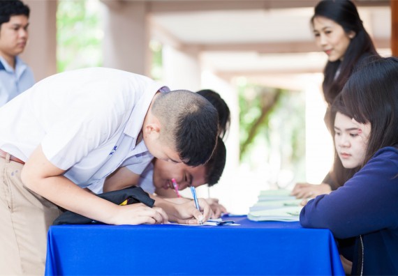 ภาพกิจกรรม โปรแกรมวิชาเคมี จัดการอบรมเชิงปฏิบัติการ เรื่อง การทำโครงงานวิทยาศาสตร์ สาขาเคมี