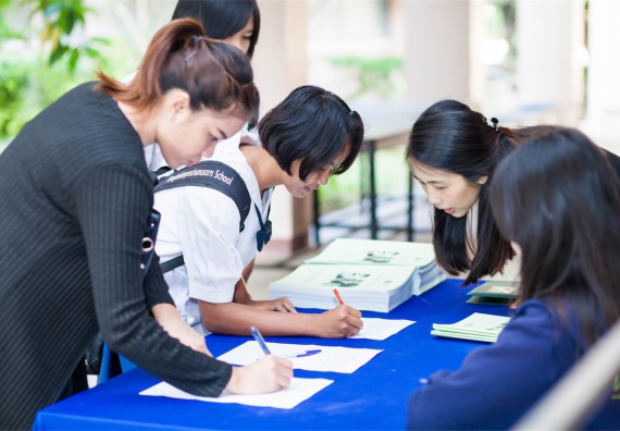 ภาพกิจกรรม โปรแกรมวิชาเคมี จัดการอบรมเชิงปฏิบัติการ เรื่อง การทำโครงงานวิทยาศาสตร์ สาขาเคมี
