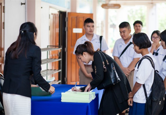 ภาพกิจกรรม โปรแกรมวิชาเคมี จัดการอบรมเชิงปฏิบัติการ เรื่อง การทำโครงงานวิทยาศาสตร์ สาขาเคมี