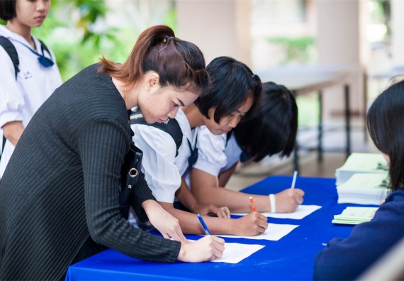 ภาพกิจกรรม โปรแกรมวิชาเคมี จัดการอบรมเชิงปฏิบัติการ เรื่อง การทำโครงงานวิทยาศาสตร์ สาขาเคมี