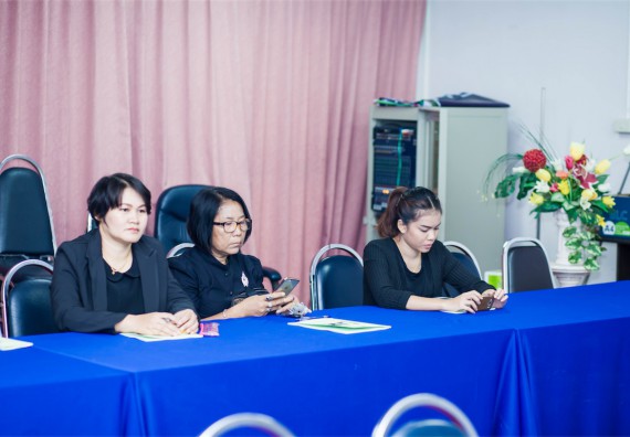 ภาพกิจกรรม โปรแกรมวิชาเคมี จัดการอบรมเชิงปฏิบัติการ เรื่อง การทำโครงงานวิทยาศาสตร์ สาขาเคมี