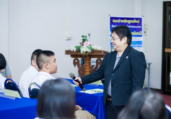 ภาพกิจกรรม โปรแกรมวิชาเคมี จัดการอบรมเชิงปฏิบัติการ เรื่อง การทำโครงงานวิทยาศาสตร์ สาขาเคมี