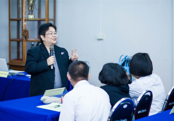 ภาพกิจกรรม โปรแกรมวิชาเคมี จัดการอบรมเชิงปฏิบัติการ เรื่อง การทำโครงงานวิทยาศาสตร์ สาขาเคมี