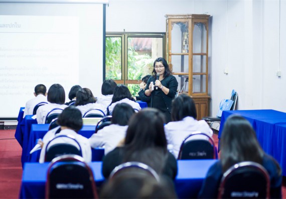 ภาพกิจกรรม โปรแกรมวิชาเคมี จัดการอบรมเชิงปฏิบัติการ เรื่อง การทำโครงงานวิทยาศาสตร์ สาขาเคมี