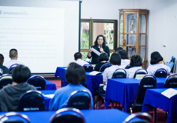 ภาพกิจกรรม โปรแกรมวิชาเคมี จัดการอบรมเชิงปฏิบัติการ เรื่อง การทำโครงงานวิทยาศาสตร์ สาขาเคมี