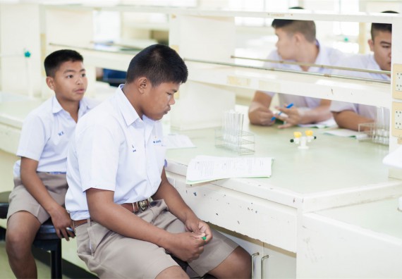 ภาพกิจกรรม โปรแกรมวิชาเคมี จัดการอบรมเชิงปฏิบัติการ เรื่อง การทำโครงงานวิทยาศาสตร์ สาขาเคมี