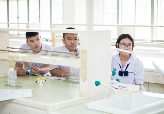 ภาพกิจกรรม โปรแกรมวิชาเคมี จัดการอบรมเชิงปฏิบัติการ เรื่อง การทำโครงงานวิทยาศาสตร์ สาขาเคมี