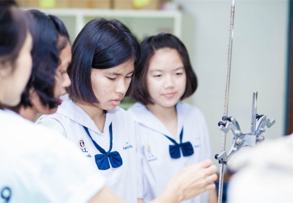 ภาพกิจกรรม โปรแกรมวิชาเคมี จัดการอบรมเชิงปฏิบัติการ เรื่อง การทำโครงงานวิทยาศาสตร์ สาขาเคมี