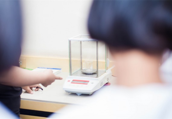 ภาพกิจกรรม โปรแกรมวิชาเคมี จัดการอบรมเชิงปฏิบัติการ เรื่อง การทำโครงงานวิทยาศาสตร์ สาขาเคมี