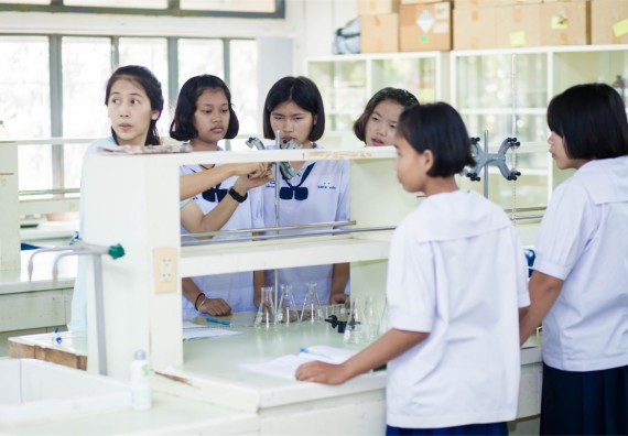 ภาพกิจกรรม โปรแกรมวิชาเคมี จัดการอบรมเชิงปฏิบัติการ เรื่อง การทำโครงงานวิทยาศาสตร์ สาขาเคมี