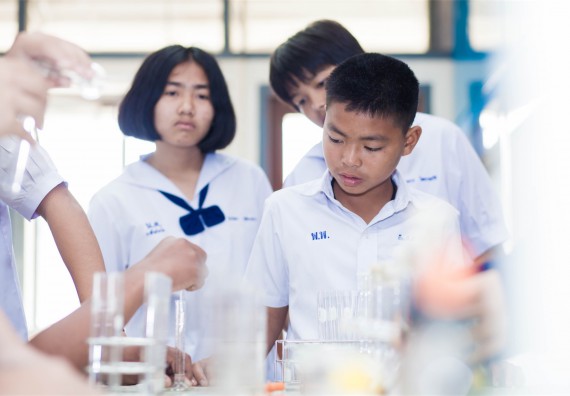 ภาพกิจกรรม โปรแกรมวิชาเคมี จัดการอบรมเชิงปฏิบัติการ เรื่อง การทำโครงงานวิทยาศาสตร์ สาขาเคมี