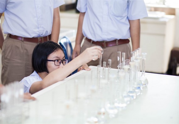 ภาพกิจกรรม โปรแกรมวิชาเคมี จัดการอบรมเชิงปฏิบัติการ เรื่อง การทำโครงงานวิทยาศาสตร์ สาขาเคมี