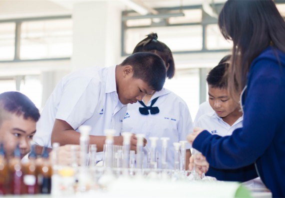 ภาพกิจกรรม โปรแกรมวิชาเคมี จัดการอบรมเชิงปฏิบัติการ เรื่อง การทำโครงงานวิทยาศาสตร์ สาขาเคมี