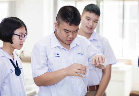 ภาพกิจกรรม โปรแกรมวิชาเคมี จัดการอบรมเชิงปฏิบัติการ เรื่อง การทำโครงงานวิทยาศาสตร์ สาขาเคมี