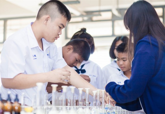 ภาพกิจกรรม โปรแกรมวิชาเคมี จัดการอบรมเชิงปฏิบัติการ เรื่อง การทำโครงงานวิทยาศาสตร์ สาขาเคมี