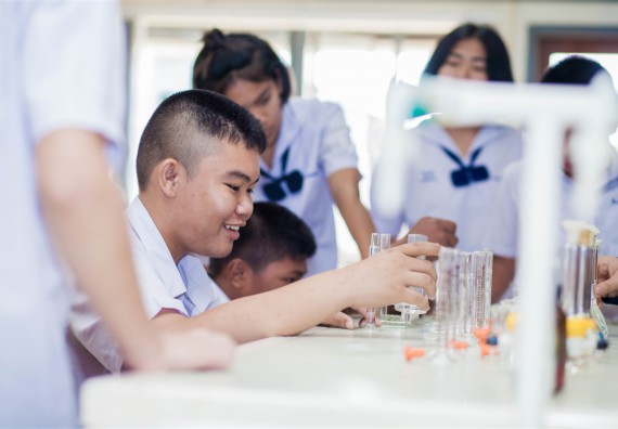 ภาพกิจกรรม โปรแกรมวิชาเคมี จัดการอบรมเชิงปฏิบัติการ เรื่อง การทำโครงงานวิทยาศาสตร์ สาขาเคมี