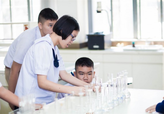 ภาพกิจกรรม โปรแกรมวิชาเคมี จัดการอบรมเชิงปฏิบัติการ เรื่อง การทำโครงงานวิทยาศาสตร์ สาขาเคมี