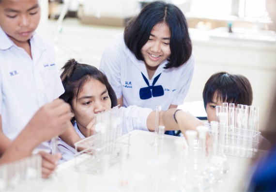 ภาพกิจกรรม โปรแกรมวิชาเคมี จัดการอบรมเชิงปฏิบัติการ เรื่อง การทำโครงงานวิทยาศาสตร์ สาขาเคมี