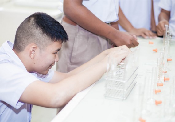 ภาพกิจกรรม โปรแกรมวิชาเคมี จัดการอบรมเชิงปฏิบัติการ เรื่อง การทำโครงงานวิทยาศาสตร์ สาขาเคมี